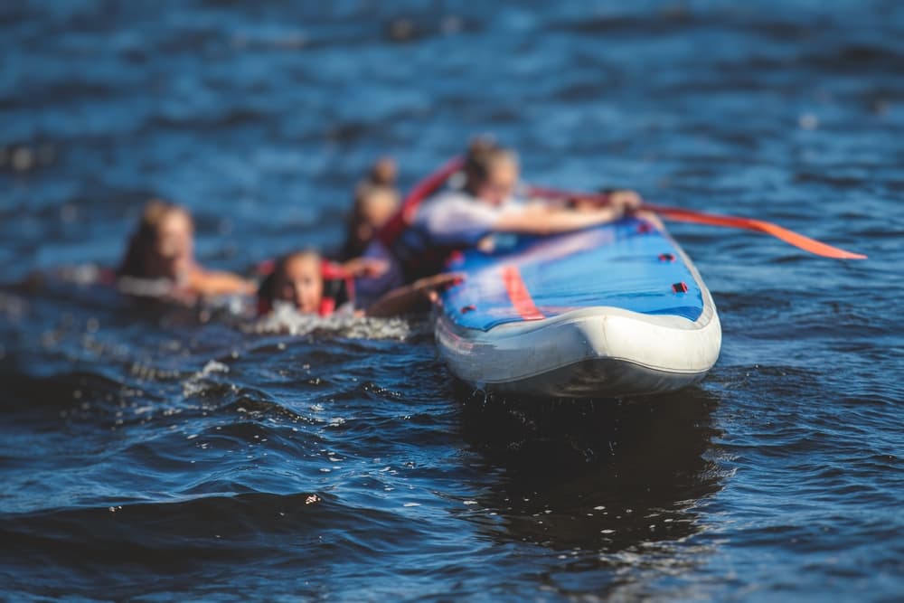 Witness the resilience of young SUP surfers as they tackle problems and survive a fall from their stand-up paddleboards. Learn about teamwork and safety in this inspiring story.