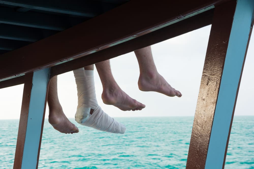 Enjoy your sea travels safely! Discover essential tips to avoid leg injuries while relaxing on boat sundecks. Prioritize safety and have a great holiday.