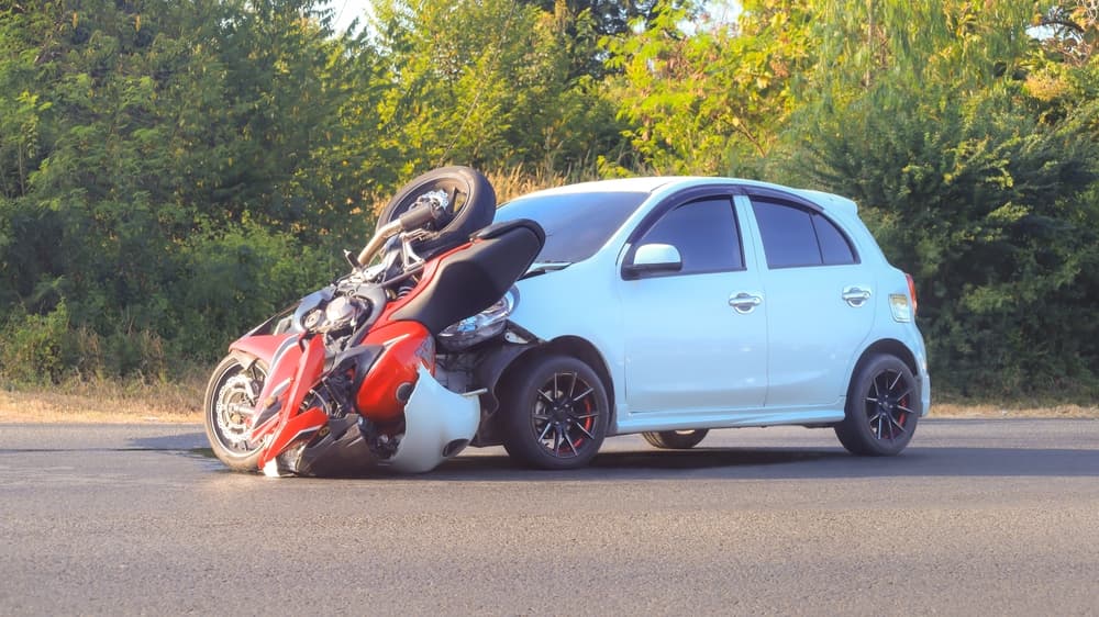 Motorcycle accidents with a car, causing both damages